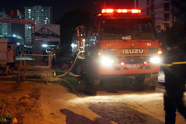 Cháy khu lán trại công nhân, nhiều người hoảng loạn ảnh 2