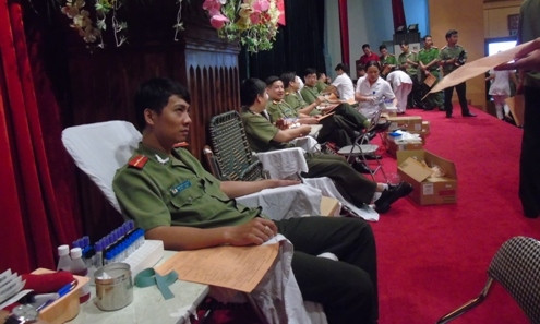 Tuổi trẻ công an tham gia hiến máu nhân đạo ảnh 4