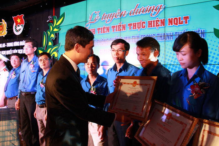 Đồng chí Dương Văn An trao tặng bằng khen cho tập thể