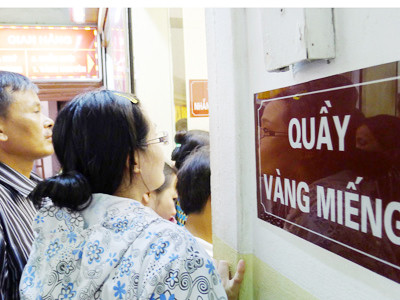 Người dân mua vàng, có cả trả nợ lẫn tích cóp, đầu cơ. Ảnh: Xuân Phú