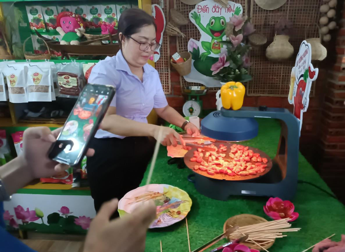 Chị Dương Thị Hồng Chuyên giới thiệu với các đại biểu cách chế biến các loại cá khô và mời các đại biểu trải nghiệm món ăn