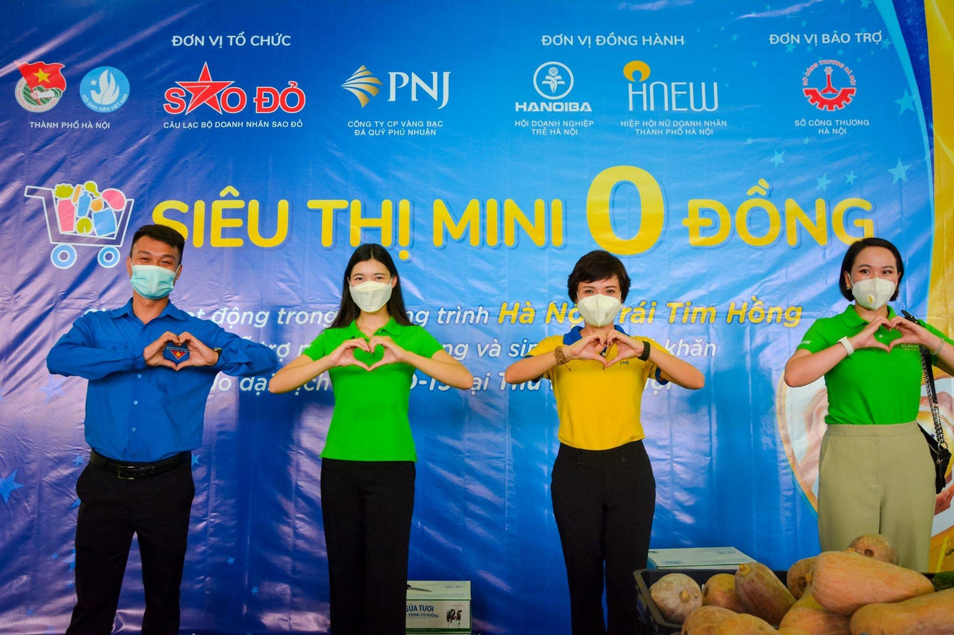 Doanh nhân Sao Đỏ Nguyễn Ngọc Mỹ cùng đại diện Thành Đoàn - Hội Sinh viên Việt Nam Hà Nội và PNJ tại điểm vận hành Siêu thị mini 0 đồng năm 2021