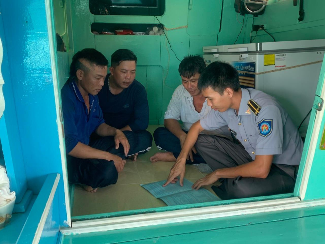 Lực lượng kiểm ngư tuyên truyền, phổ biến, hướng dẫn thực hiện các quy định, pháp luật thuỷ sản trên biển đến ngư dân.