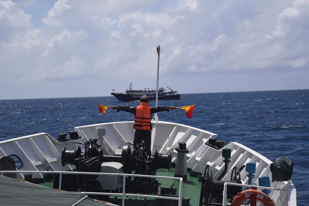 Lực lượng kiểm ngư thực hiện chức năng tuần tra, kiểm tra, kiểm soát trên biển thực thi pháp luật về khai thác và bảo vệ nguồn lợi thủy sản trên biển