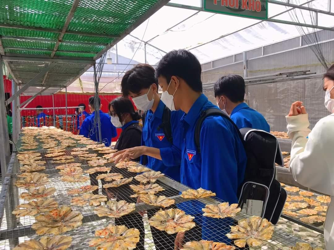 Các đại biểu tham quan, tìm hiểu về mô hình khởi nghiệp tại cơ sở sản xuất Khô Ba Khía của chị Dương Thị Hồng Chuyên (xã Tân Hộ Cơ, huyện Tân Hồng)