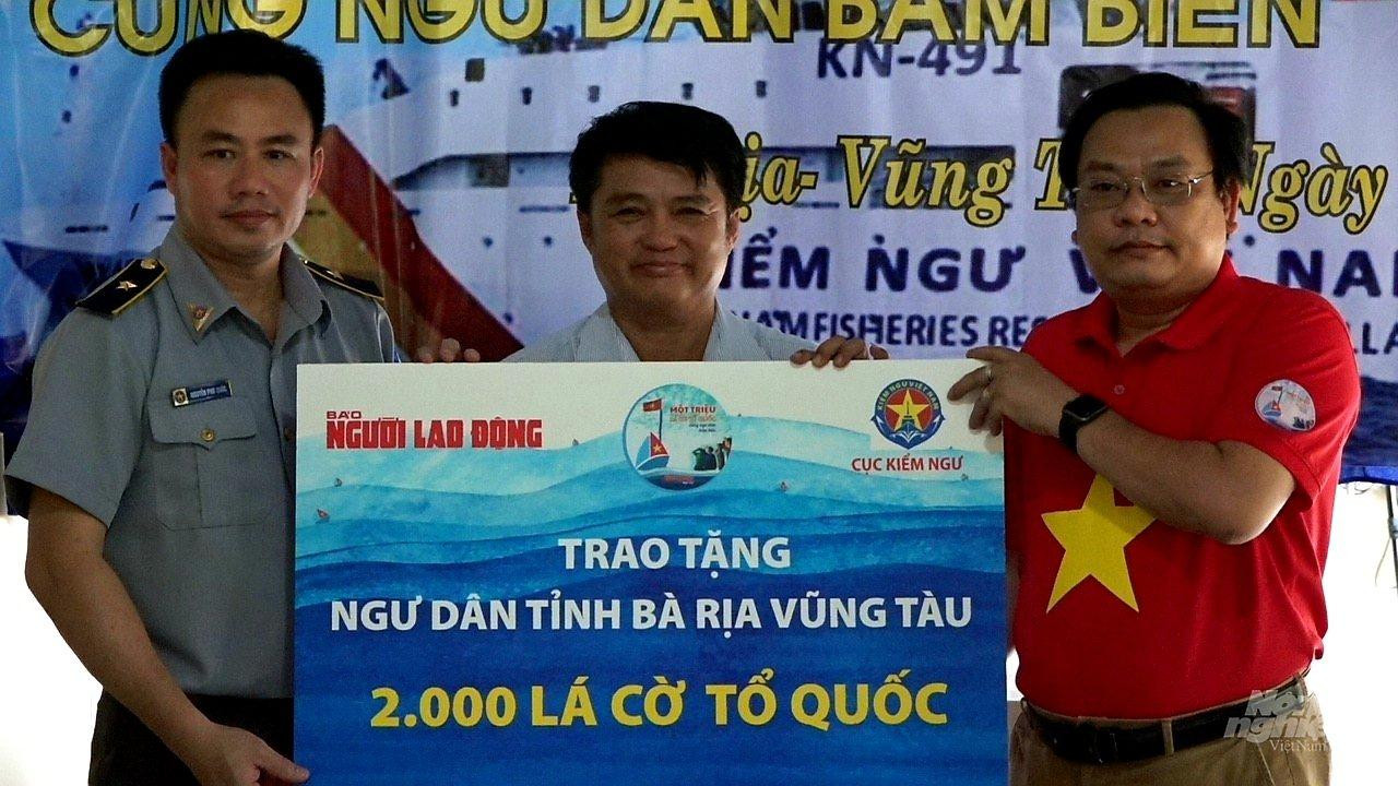 Ngoài hoạt động tuần tra, kiểm tra, kiểm soát trên biển, lực lượng kiểm ngư còn tuyên truyền, phổ biến pháp luật, tặng cờ Tổ quốc tới ngư dân