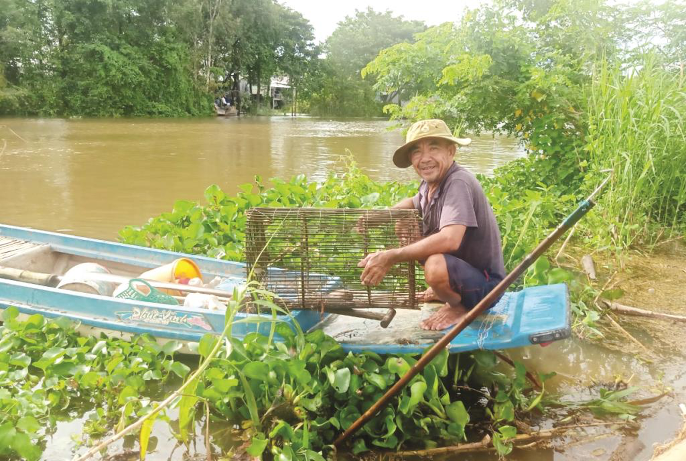 Người dân tận dụng mùa nước lũ để khai thác các loại thuỷ sản Người dân tận dụng mùa nước lũ để khai thác các loại thuỷ sản