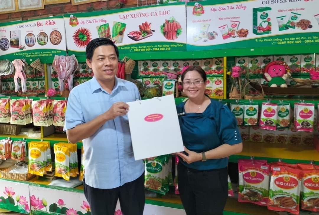 Ông Nguyễn Minh Ngọc, Bí thư Huyện ủy Tân Hồng (Đồng Tháp) tham quan và động viên về mô hình khởi nghiệp của chị Hồng Chuyên.