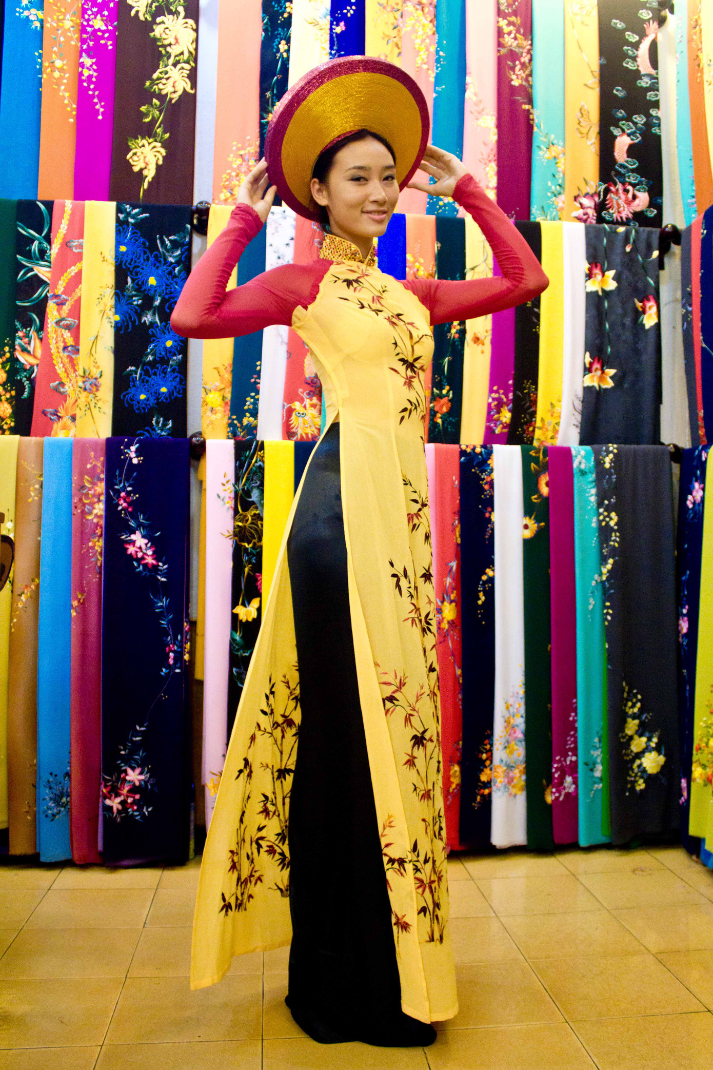 Huyền Trang sẽ mặc các bộ áo dài của Thuận Việt tại cuộc thi