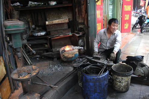 Hiện tại máy móc đa dạng, sản phẩm làm ra hàng loạt nhưng ông Hùng vẫn tự tin vì nhiều chi tiết vẫn phải cần tới độ tỉ mỉ, thủ công của thợ rèn. Ảnh: Bình Minh. Hiện tại máy móc đa dạng, sản phẩm làm ra hàng loạt nhưng ông Hùng vẫn tự tin vì nhiều chi tiết vẫn phải cần tới độ tỉ mỉ, thủ công của thợ rèn. Ảnh: Bình Minh