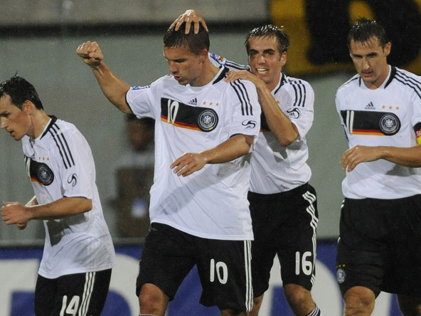 Lukas Podolski (10) chia vui cùng đồng đội. Ảnh: AP