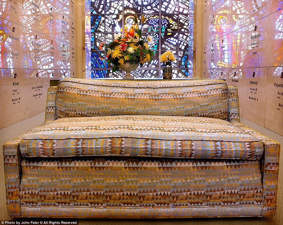 Chiếc ghế sofa có họa tiết rất bắt mắt. Chiếc ghế sofa có họa tiết rất bắt mắt