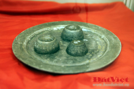 Bộ mâm, chén làm từ xác máy bay B-52