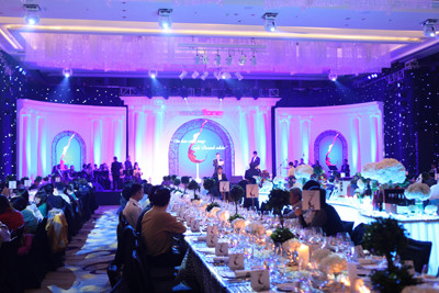 “Ông Bùi Sơn Nam tin rằng, sau cuộc gặp gỡ thú vị này, các khách hàng doanh nghiệp của MobiFone sẽ có thêm nhiều năng lượng và gặt hái thêm nhiều thành công trong năm mới 2014. “Ông Bùi Sơn Nam tin rằng, sau cuộc gặp gỡ thú vị này, các khách hàng doanh nghiệp của MobiFone sẽ có thêm nhiều năng lượng và gặt hái thêm nhiều thành công trong năm mới 2014