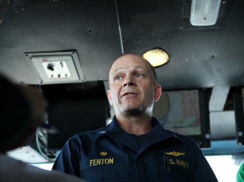 Thuyền trưởng Gregory J. Fenton, người điều khiển USS George Washington, đang trao đổi với các phóng viên Việt Nam được mời lên tàu