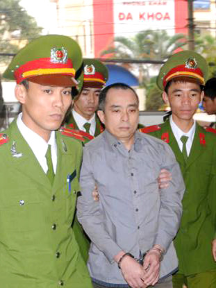 Từ sáng sớm rất đông các chiến sỹ công an, lực lượng bảo vệ có mặt để chuẩn bị an minh cho phiên tòa. Các phóng viên đã tới tòa từ rất sớm để chuẩn bị tác nghiệp, đưa tin. Luật sư Huỳnh - người bảo vệ lợi ích cho gia đình bị hại. Trong khi gia đình bị hại phẫn nộ, đau đớn... ... thì người nhà bị cáo Luyện lo lắng "ẩn" vào chỗ khuất. Ba bị cáo được áp tải tới tòa án và được hộ tống bởi khoảng gấn 300 chiến sĩ cảnh sát. Bị cáo Lê Văn Mến (bố của Lê Văn Luyện) bước vào tòa Khi thấy Lê Văn Luyện, người nhà cháu Bích đã xô tới kêu khóc, la ó đòi công bằng khiến lực lượng công an buộc phải áp tải cả ba bị cáo ra phòng Kiểm sát viên để bảo vệ. Lê Văn Luyện mặc quần bò áo sơ mi, khuôn mặt trắng trẻo gầy hơn lần xét xử sơ thẩm ngồi lặng thinh đợi phiên tòa bắt đầu. Lê Văn Luyện quay sang nhìn bố không nói được câu nào. Lê Văn Luyện lí nhí khai nhận toàn bộ quá trình gây án giết người, cướp vàng tại tiệm vàng Ngọc Bích Bị cáo Lê Văn Miên cho rằng vì quá thương con và hiểu biết pháp luật "nông cạn" nên mới bao che tội cho con mình. Tòan cảnh phiên tòa. Phiên tòa buổi sáng kết thúc, thấy gia đình bị hại quá bức xúc, rất nhiều cảnh sát vây quanh các bị cáo nhằm tránh xảy ra xô xát. Các bị cáo được áp tải lên xe trở về nơi giam giữ chuẩn bị cho phiên xử buổi chiều. Các bị cáo được tháo còng sau khi được dẫn giải tới phiên tòa Các bị cáo ngồi lặng lẽ trong vồng vây của lựng lượng bảo vệ trong khi gia đình người bị hại la ó. Lê Văn Luyện ngáp ngắn ngáp dài không cần lấy tay che... Và nắm chặt đôi tay đã cướp đi ba mạng người khi nghe gia đình bị hại và các luật sư tranh luận. Ông Trịnh Văn Tín - ông nội cháu Bích nêu những nghi vấn chưa sáng tỏ trong vụ án. Lê Văn Luyện lí nhí khi được nói lời cuối: "Bị cáo xin lỗi toàn xã hội và xin lỗi gia đình nạn nhân. Bị cáo mong được tòa giảm án cho mình và người thân” Các bị cáo cúi đầu nghe tòa tuyên án. Từ sáng sớm rất đông các chiến sỹ công an, lực lượng bảo vệ có mặt để chuẩn bị an minh cho phiên tòa. Các phóng viên đã tới tòa từ rất sớm để chuẩn bị tác nghiệp, đưa tin. Luật sư Huỳnh - người bảo vệ lợi ích cho gia đình bị hại. Trong khi gia đình bị hại phẫn nộ, đau đớn... ... thì người nhà bị cáo Luyện lo lắng "ẩn" vào chỗ khuất. Ba bị cáo được áp tải tới tòa án và được hộ tống bởi khoảng gấn 300 chiến sĩ cảnh sát. Bị cáo Lê Văn Mến (bố của Lê Văn Luyện) bước vào tòa Khi thấy Lê Văn Luyện, người nhà cháu Bích đã xô tới kêu khóc, la ó đòi công bằng khiến lực lượng công an buộc phải áp tải cả ba bị cáo ra phòng Kiểm sát viên để bảo vệ. Lê Văn Luyện mặc quần bò áo sơ mi, khuôn mặt trắng trẻo gầy hơn lần xét xử sơ thẩm ngồi lặng thinh đợi phiên tòa bắt đầu. Lê Văn Luyện quay sang nhìn bố không nói được câu nào. Lê Văn Luyện lí nhí khai nhận toàn bộ quá trình gây án giết người, cướp vàng tại tiệm vàng Ngọc Bích Bị cáo Lê Văn Miên cho rằng vì quá thương con và hiểu biết pháp luật "nông cạn" nên mới bao che tội cho con mình. Tòan cảnh phiên tòa. Phiên tòa buổi sáng kết thúc, thấy gia đình bị hại quá bức xúc, rất nhiều cảnh sát vây quanh các bị cáo nhằm tránh xảy ra xô xát. Các bị cáo được áp tải lên xe trở về nơi giam giữ chuẩn bị cho phiên xử buổi chiều. Các bị cáo được tháo còng sau khi được dẫn giải tới phiên tòa Các bị cáo ngồi lặng lẽ trong vồng vây của lựng lượng bảo vệ trong khi gia đình người bị hại la ó. Lê Văn Luyện ngáp ngắn ngáp dài không cần lấy tay che... Và nắm chặt đôi tay đã cướp đi ba mạng người khi nghe gia đình bị hại và các luật sư tranh luận. Ông Trịnh Văn Tín - ông nội cháu Bích nêu những nghi vấn chưa sáng tỏ trong vụ án. Lê Văn Luyện lí nhí khi được nói lời cuối: "Bị cáo xin lỗi toàn xã hội và xin lỗi gia đình nạn nhân. Bị cáo mong được tòa giảm án cho mình và người thân” Các bị cáo cúi đầu nghe tòa tuyên án.