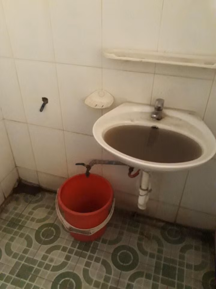Ác mộng nhà vệ sinh trường học: ‘Khổ lắm, nói mãi’ ảnh 1