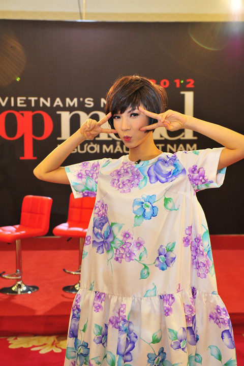 Cô tạo dáng không khác gì các thiếu nữ tuổi teen