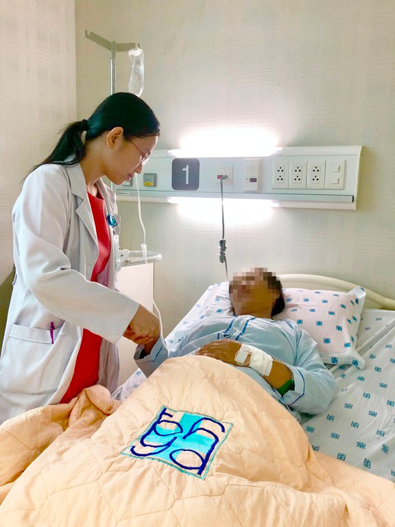 Ói ra máu suýt chết vì tự ý dùng thuốc chữa khớp ảnh 1