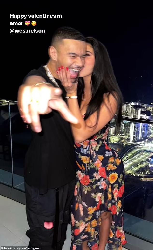 Cô vừa công khai tình cảm với Wes Nelson - sao của show truyền hình thực tế hẹn hò ở Anh - vào ngày lễ tình nhân 14/2.