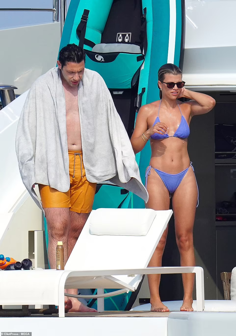 Cô đang hạnh phúc bên vị hôn phu Elliot Grainge và rất được lòng gia đình nhà chồng tương lai.