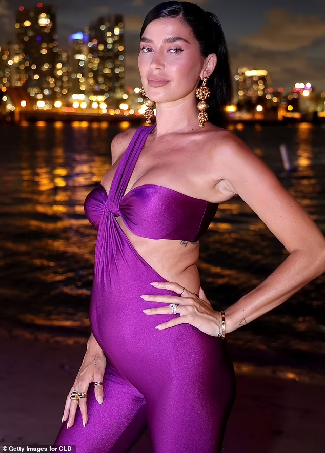 Dù đang bầu nhưng cô vẫn tham gia catwalk tại tuần lễ áo tắm Miami vừa qua.