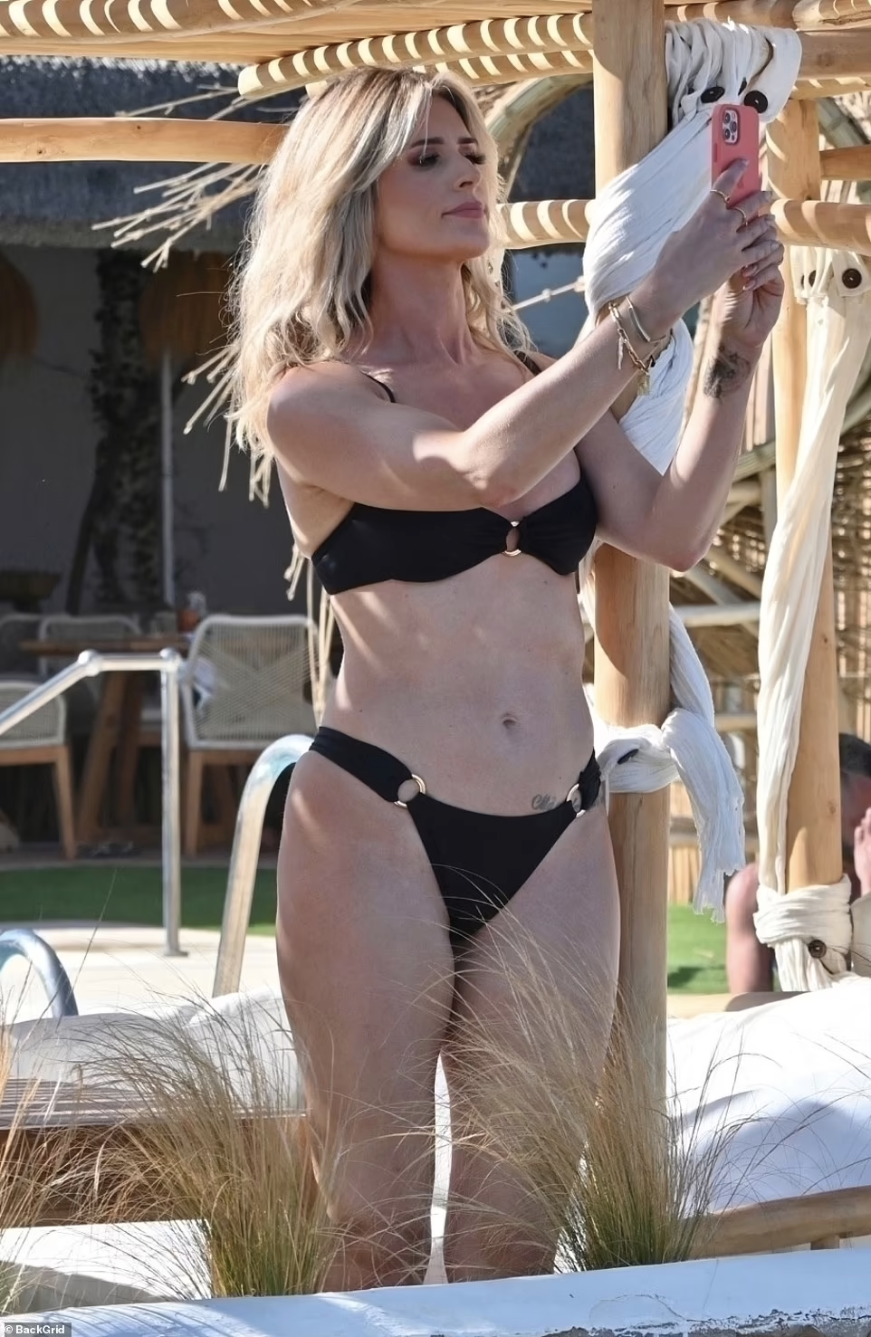 Sarah Jayne Dunn được biết đến với vai diễn nổi tiếng Mandy Richardson trong series kịch rất ăn khách Hollyoaks ở Anh. Vai diễn của nữ diễn viên đã tồn tại suốt 25 năm qua (từ 1996 -2021).