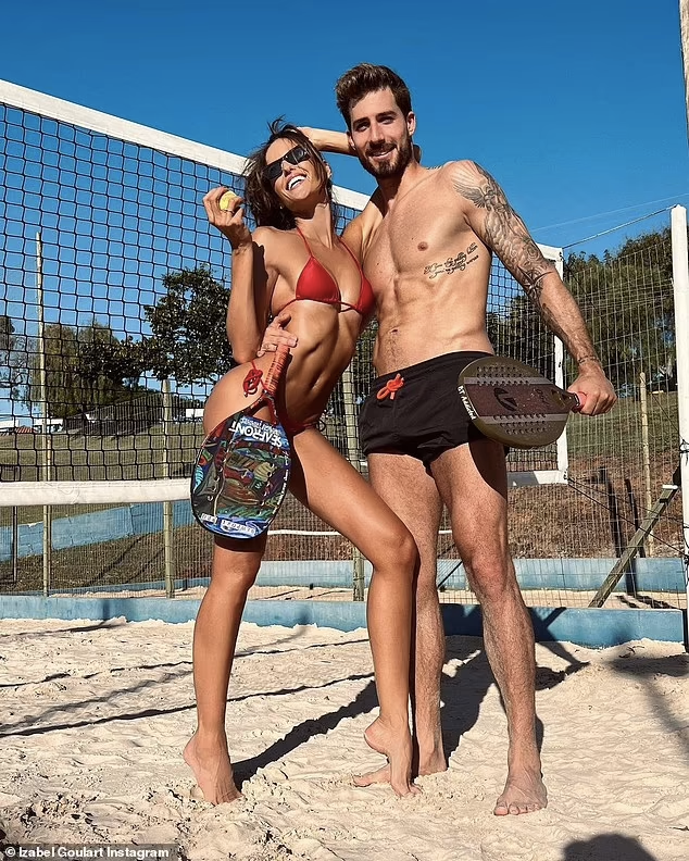 Cặp đôi "chị - em" được cho là hẹn hò từ năm 2015 và đính hôn vào năm 2018.