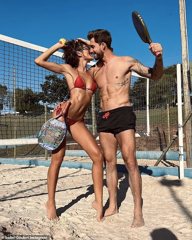 Izabel Goulart mới đây cũng đăng tải hình ảnh thả dáng vô cùng quyến rũ với bikini màu đỏ, tình tứ bên vị hôn phu nhân dịp sinh nhật Kevin Trapp kèm lời mật ngọt: "Chúc mừng sinh nhật người bạn đời tốt nhất và là người tuyệt vời nhất mà em từng biết".