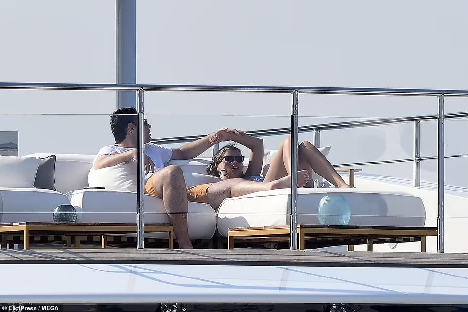 Cặp đôi trước khi hẹn hò đã là bạn bè. Họ công khai tình cảm được khoảng 1 năm nay.