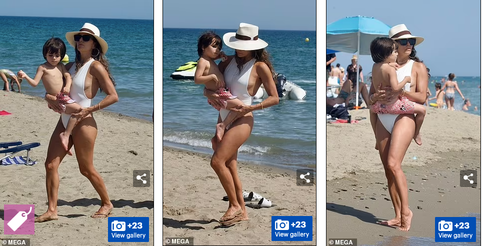 Nữ diễn viên "Bà nội trợ kiểu Mỹ" được trông thấy bế bồng con trai 4 tuổi Santiago Enrique Bastón trên bãi biển ở Marbella trong kỳ nghỉ mới đây.