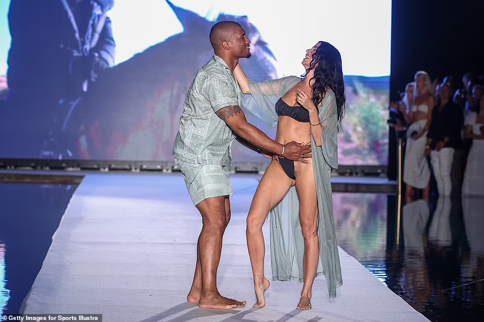 Nicole Williams và chồng là cựu cầu thủ bóng bầu dục Larry English mới đây xuất hiện trên đường băng trình diễn bikini của tạp chí áo tắm hot hàng đầu hành tinh Sports Illustrated (SI) Swimsuit ở Miami với bộ áo tắm 2 mảnh màu đen, khoe body săn chắc cực nóng bỏng.