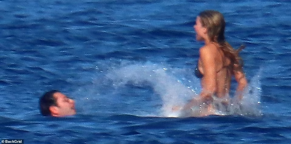 Cặp đôi hạnh phúc bên nhau và vui đùa với sóng nước...