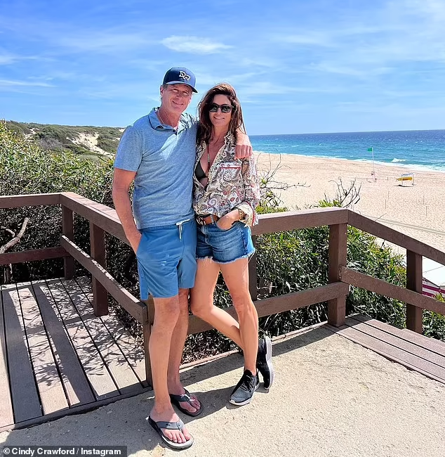 Cindy Crawford hiện hạnh phúc bên ông xã Rande Gerber và 2 con.