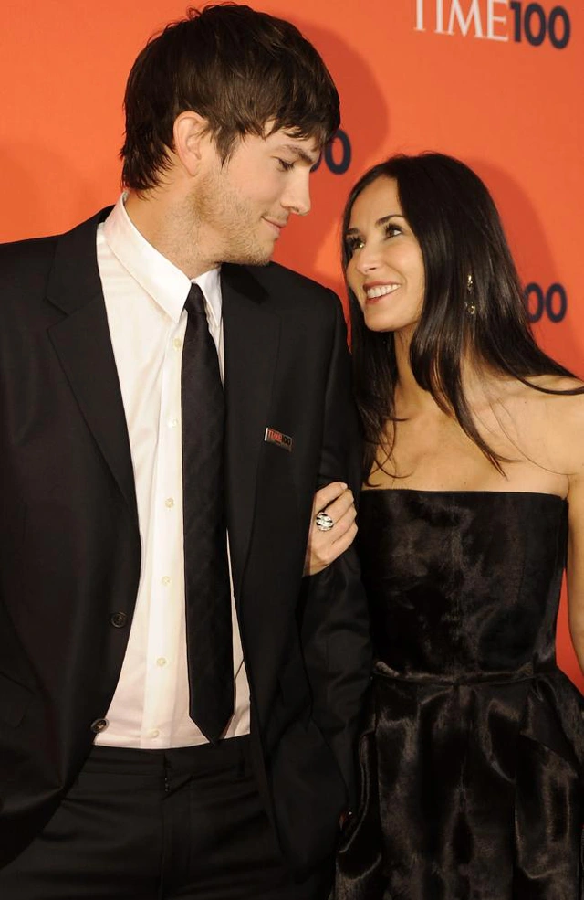 Demi Moore từng có 3 cuộc hôn nhân thất bại với Ashton Kutcher (ảnh, 2005–2013), Bruce Willis (1987–2000) và Freddy Moore (1980–1985).