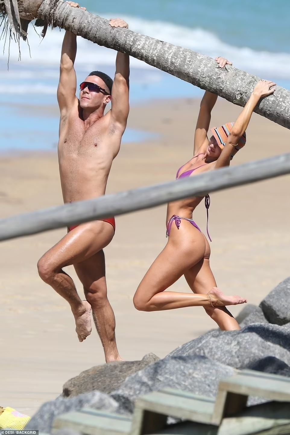 Candice Swanepoel vui nghịch trên bãi biển cùng một người bạn.