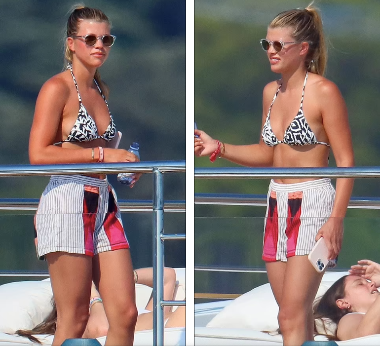 Nàng mẫu sinh năm 1998 diện bộ áo tắm họa tiết đen trắng, khoe body săn chắc và làn da nâu khỏe khoắn. Nàng mẫu sinh năm 1998 diện bộ áo tắm họa tiết đen trắng, khoe body săn chắc và làn da nâu khỏe khoắn.