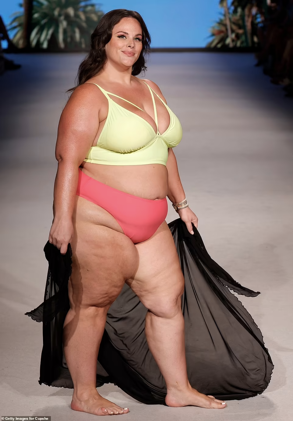 Tại show diễn của Cupshe, nhiều người mẫu béo có cơ hội được tỏa sáng và truyền cảm hứng, sự tự tin cho những chị em sở hữu ngoại hình lệch chuẩn.