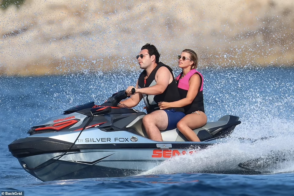 Trước khi đến với mối tình hiện tại, Sofia Richie từng gắn bó với nhiều sao đình đám như Justin Bieber, Brooklyn - cậu cả nhà Beckham, "trai hư" Scott Disick hay con trai tài tử Will Smith là Jaden Smith... Trong đó, cuộc tình với "hoàng tử nhạc Pop" khiến cô phải hứng chịu nhiều "gạch đá" từ fan của Justin Bieber bởi họ cho rằng ngoại hình và danh tiếng của cô không xứng với thần tượng của họ. Trước khi đến với mối tình hiện tại, Sofia Richie từng gắn bó với nhiều sao đình đám như Justin Bieber, Brooklyn - cậu cả nhà Beckham, "trai hư" Scott Disick hay con trai tài tử Will Smith là Jaden Smith... Trong đó, cuộc tình với "hoàng tử nhạc Pop" khiến cô phải hứng chịu nhiều "gạch đá" từ fan của Justin Bieber bởi họ cho rằng ngoại hình và danh tiếng của cô không xứng với thần tượng của họ.