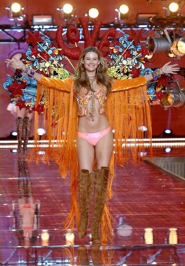 Behati Prinsloo trong show diễn nội y của Victoria's Secret vào năm 2015... Behati Prinsloo trong show diễn nội y của Victoria's Secret vào năm 2015...