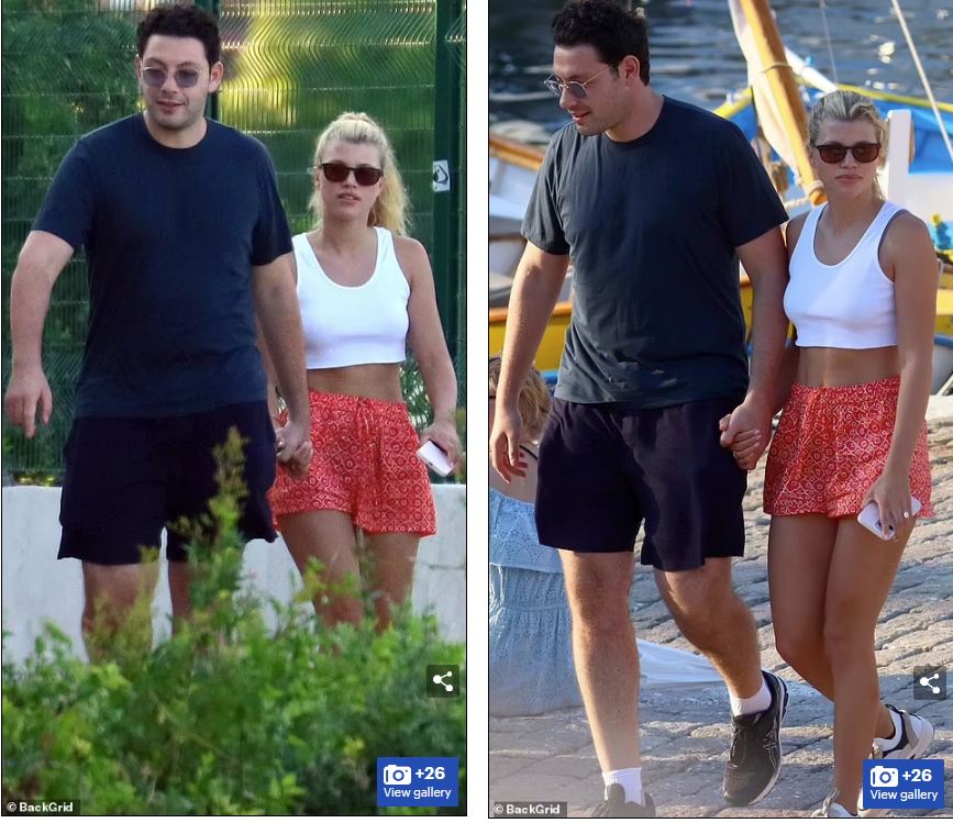 ... và nắm tay nhau đi dạo trên bãi biển.