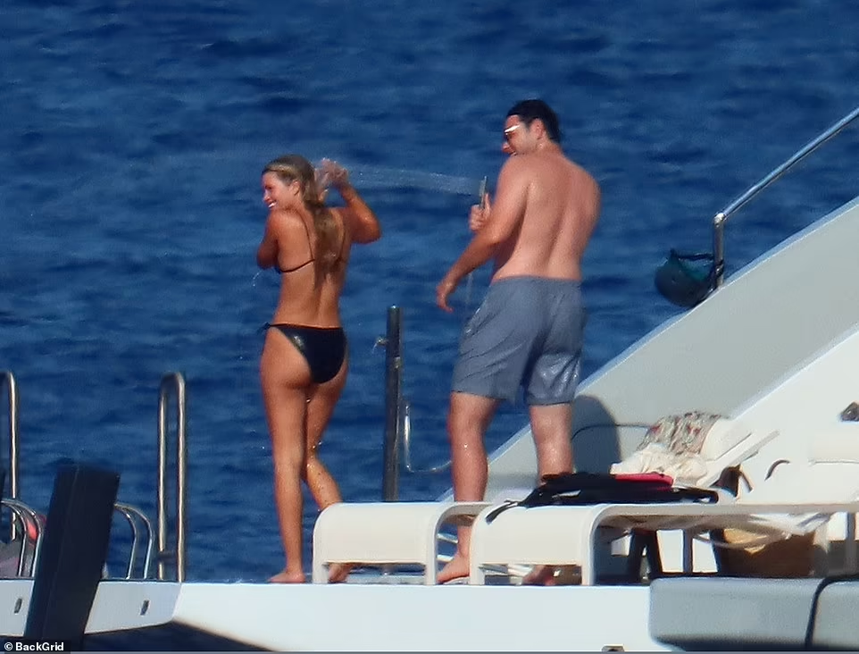 Sau khoảng 1 năm hẹn hò, Elliot Grainge (SN 1993) đã quỳ gối cầu hôn nàng mẫu 9x trong một resort gần biển hồi tháng 4 vừa qua.