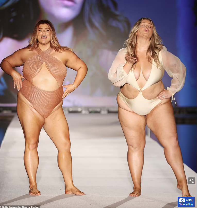 Hai chị em người mẫu béo Michaela McGrady và Hunter McGrady trình diễn áo tắm trên đường băng. Hai chị em người mẫu béo Michaela McGrady và Hunter McGrady trình diễn áo tắm trên đường băng.