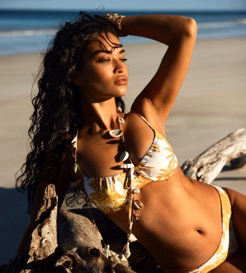 Ngày 8/5 vừa qua, vào đúng Ngày của Mẹ, Shanina Shaik đã đăng loạt ảnh gợi cảm thông báo tin mang thai đứa con đầu tiên với bạn trai Matthew Adesuyan - chủ một hãng thu âm có trụ sở tại Los Angeles (Mỹ). "Gửi đến tình yêu mới của cuộc đời tôi. Cảm ơn con đã chọn tôi làm mẹ của con", mẫu nội y người Úc chú thích.