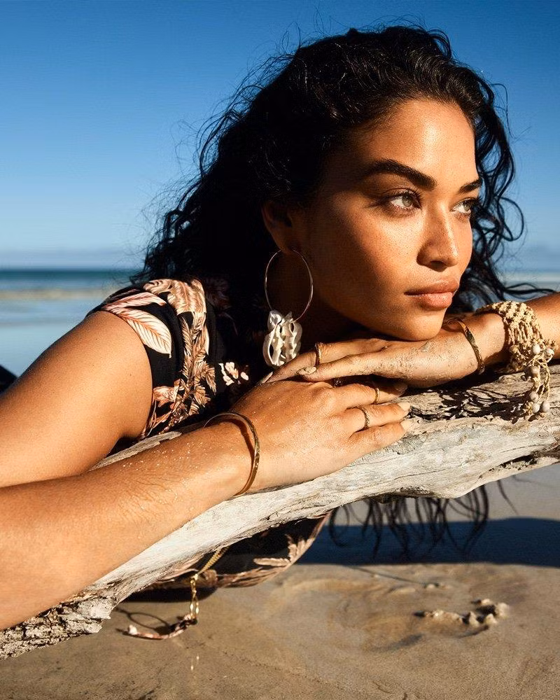 Không chỉ body lý tưởng, Shanina Shaik còn gây ấn tượng với gương mặt xinh đẹp cá tính cùng thần thái đầy mê hoặc.