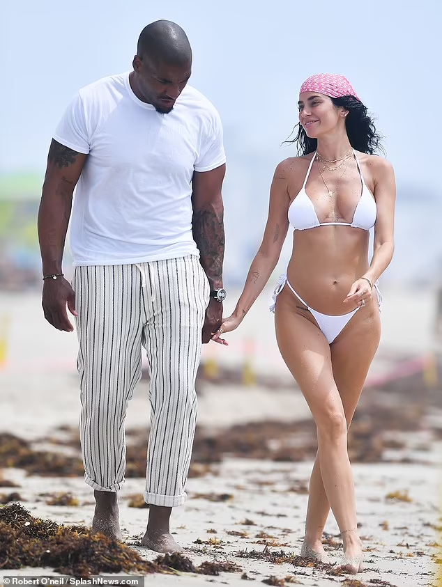 Với chiều cao lý tưởng 1m75 cùng số đo 86-61-89cm, cô từng được mệnh danh là 'Mỹ nhân nóng bỏng nhất Canada'.