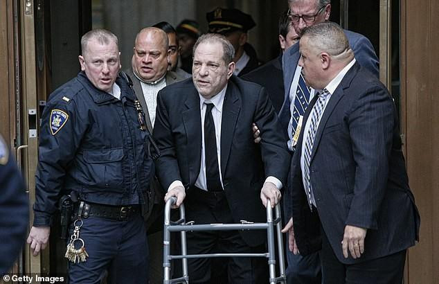 Harvey Weinstein (giữa) hiện 70 tuổi, ngồi tù vì tấn công tình dục nhiều phụ nữ trong suốt 3 thập kỷ