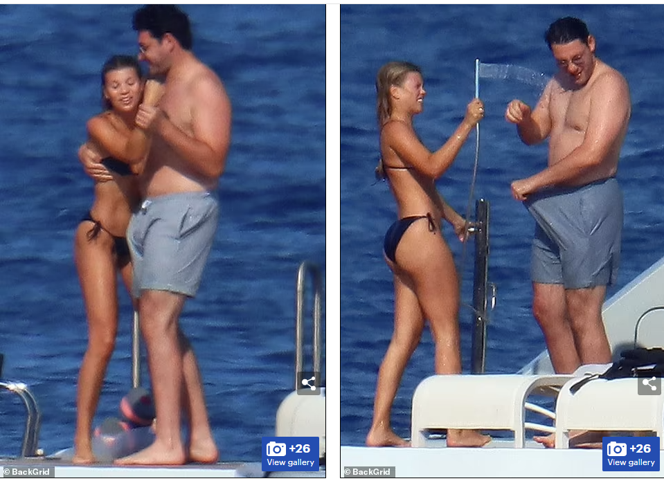 Cặp uyên ương đã có những khoảnh khắc riêng tư mật ngọt và vui đùa trên du thuyền.