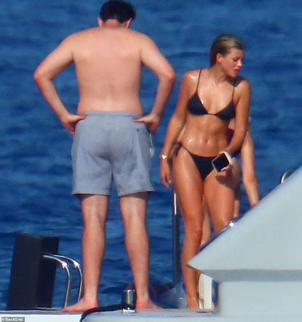 Dailymail mới đây tung ảnh độc quyền về ái nữ của danh ca Lionel Richie đi nghỉ với vị hôn phu đầu tuần này.