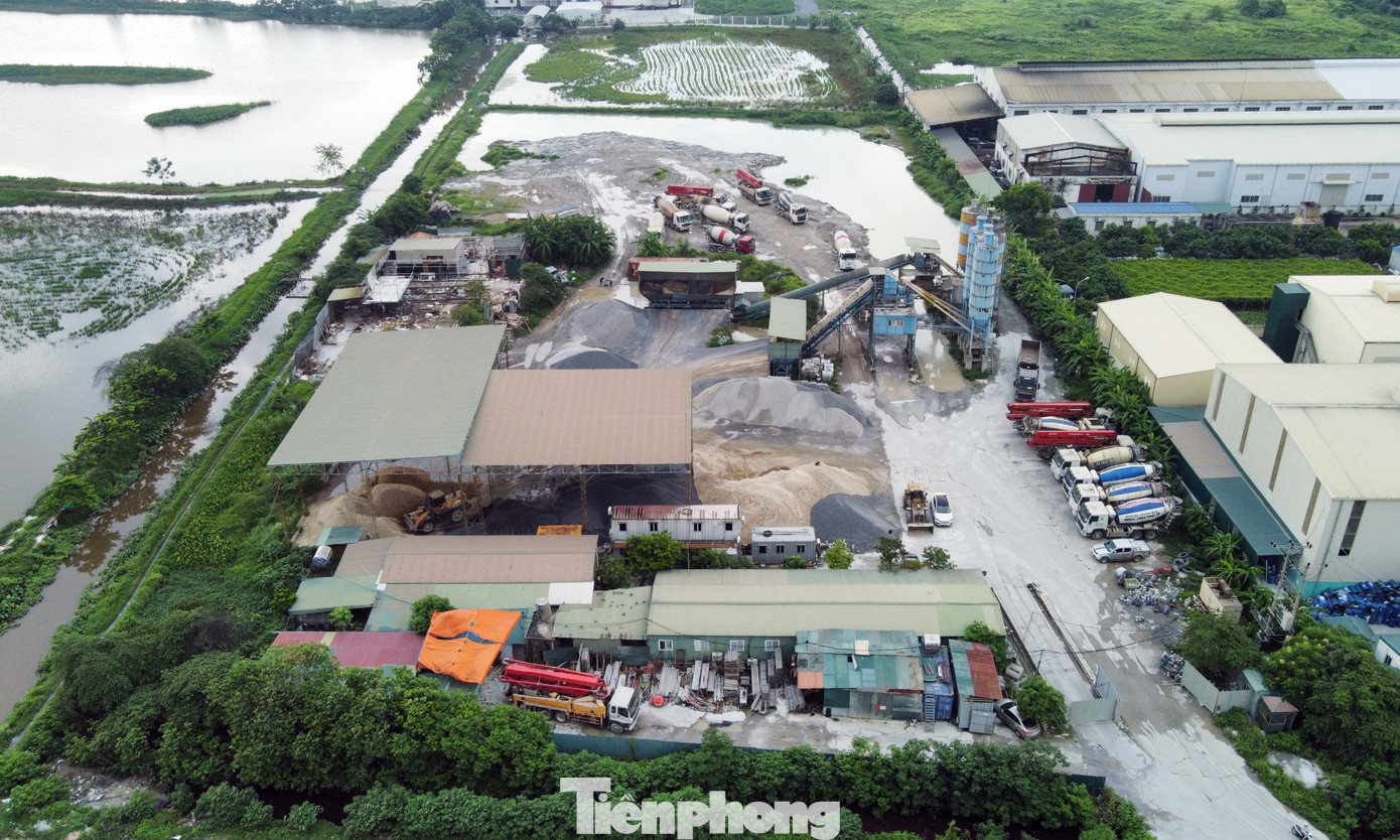 Trạm bê tông Phúc Thành nằm trong khuôn viên Khu nhà ở sinh thái Đồng Mai hoạt động nhiều năm qua. Trạm bê tông Phúc Thành nằm trong khuôn viên Khu nhà ở sinh thái Đồng Mai hoạt động nhiều năm qua.